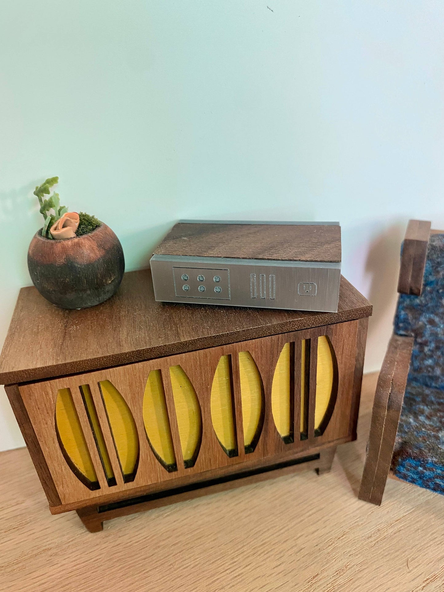 Miniature Stereo Receiver 1:12 Scale