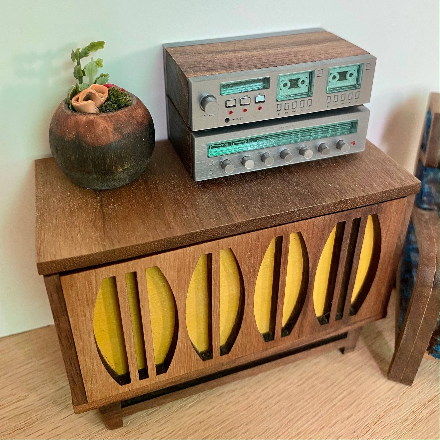 Miniature Stereo Receiver 1:12 Scale
