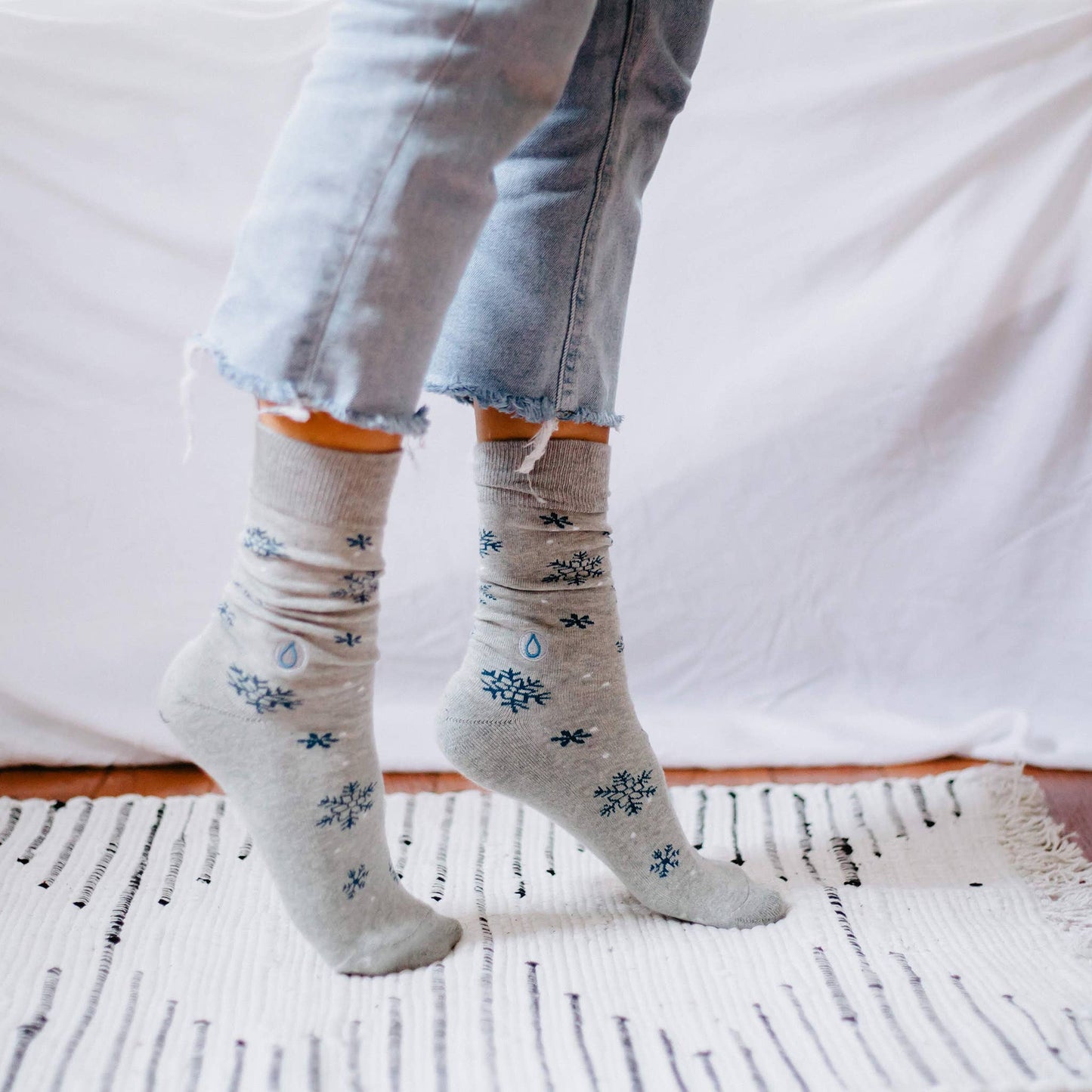 Socks that Give Water (Gray Snowflakes)